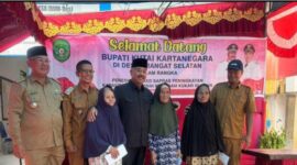 Bupati Kukar, Edi Damansyah bersama masyarakat Prangat Selatan. (Foto: Ist)