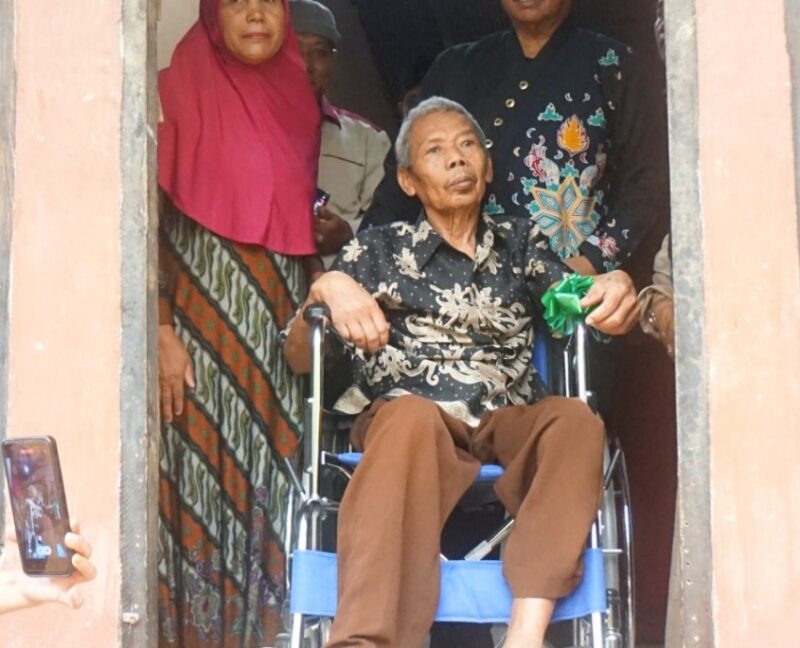 Faturrahman, penerima bantuan kursi roda. (Foto: Ist)