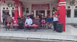 Bupati Kukar, Edi Damansyah saat menghadiri agenda pembagian bantuan pangan di Kecamatan Tenggarong. (Foto: Ist)