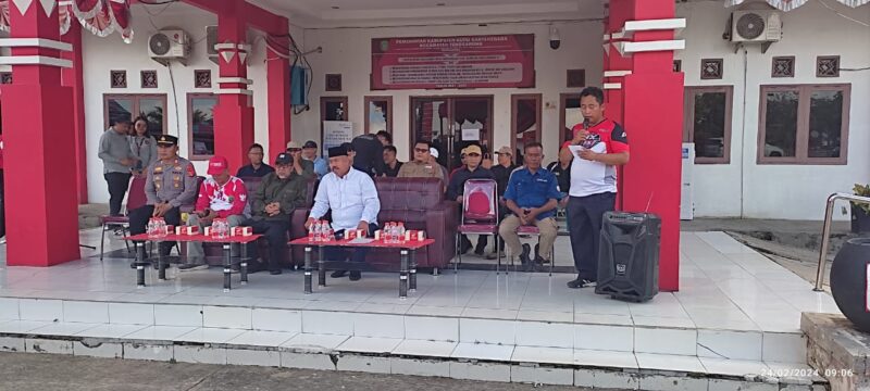 Bupati Kukar, Edi Damansyah saat menghadiri agenda pembagian bantuan pangan di Kecamatan Tenggarong. (Foto: Ist)