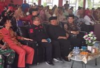 Bupati Kukar Edi Damansyah dan Kepala DPMD Kukar saat menghadiri acara pelantikan Pj Kepala Desa Persiapan Badak Makmur. (Foto: Ist)