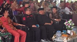 Bupati Kukar Edi Damansyah dan Kepala DPMD Kukar saat menghadiri acara pelantikan Pj Kepala Desa Persiapan Badak Makmur. (Foto: Ist)