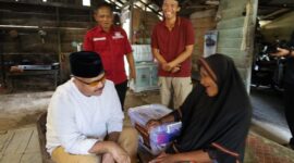 Bupati Kukar, Edi Damansyah saat menyerahjan bantuan kepada warga yang membutuhkan. (Foto: Ist)