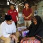 Bupati Kukar, Edi Damansyah saat menyerahjan bantuan kepada warga yang membutuhkan. (Foto: Ist)