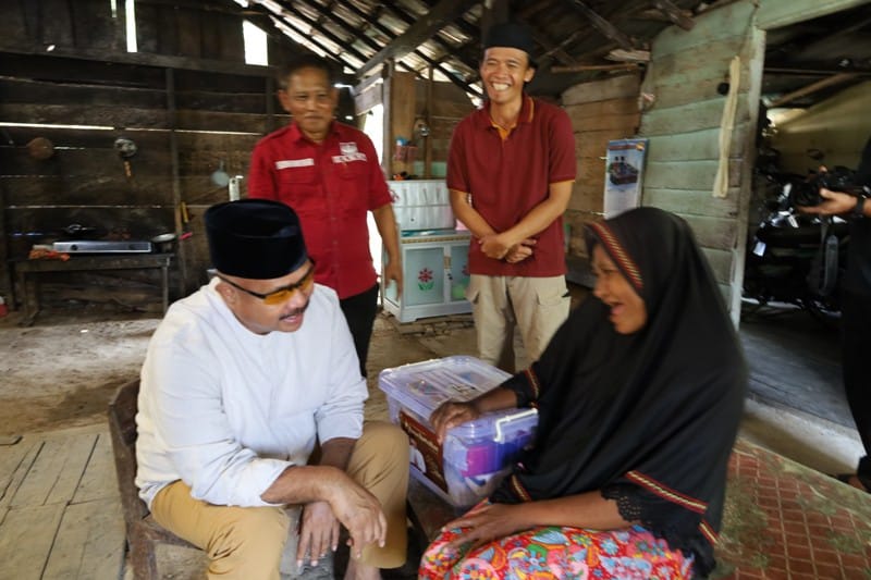 Bupati Kukar, Edi Damansyah saat menyerahjan bantuan kepada warga yang membutuhkan. (Foto: Ist)