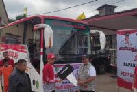 Bupati Kukar, Edi Damansyah saat menyerahkan secara simbolis