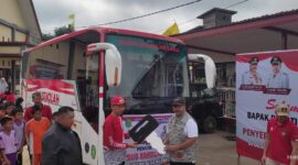Bupati Kukar, Edi Damansyah saat menyerahkan secara simbolis 