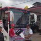 Bupati Kukar, Edi Damansyah saat menyerahkan secara simbolis 