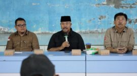 Bupati Kutai Kartanegara (Kukar), Edi Damansyah, bersama dengan Sekda Kukar Dr. Sunggono dan Kepala Dinas Pemberdayaan Masyarakat dan Desa (DPMD) Arianto saat melaksanakan kunjungan di Desa Kersik. (Foto: Ist)