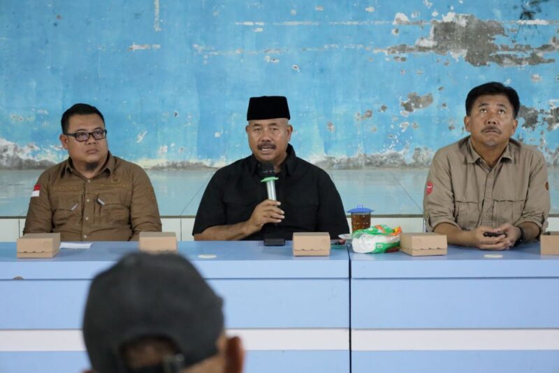 Bupati Kutai Kartanegara (Kukar), Edi Damansyah, bersama dengan Sekda Kukar Dr. Sunggono dan Kepala Dinas Pemberdayaan Masyarakat dan Desa (DPMD) Arianto saat melaksanakan kunjungan di Desa Kersik. (Foto: Ist)