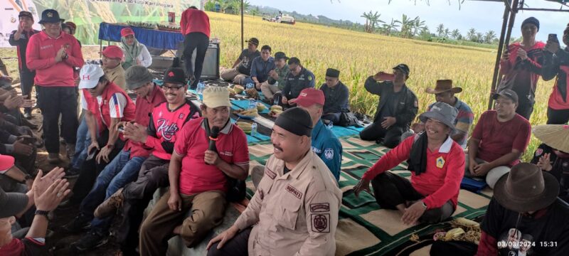 Bupati Kukar, Edi Damansyah saat menghadiri kegiatan panen padi organik di Desa Bangun Rejo, Tenggarong Seberang. (Foto: Ist)