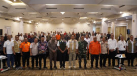 Anggota DPRD Kaltim, Salehuddin (mengenakan batik dan peci hitam) saat mengadiri Rapat Koordinasi (Rakor) Teknis Bidang Pencengahan dan Kesiapsiagaan Bencana. (Foto: Ist)

 