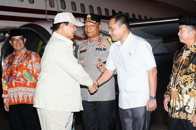 Wakil Ketua DPRD Kaltim, Seno Aji saat menyambut kedatangan Menhan RI, Prabowo Subuanto. (Foto: Ist)
