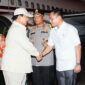 Wakil Ketua DPRD Kaltim, Seno Aji saat menyambut kedatangan Menhan RI, Prabowo Subuanto. (Foto: Ist)