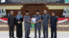 Foto bersama unsur pimpinan DPRD Kaltim dan Pj. Gubernur Kaltim dalam agenda Rapat Paripurna ke-7 Masa Sidang I Tahun 2024. (Foto: Ist)