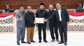 Foto bersama Unsur Pimpinan dalam Rapat Paripurna Ke-3 DPRD Kaltim. (Foto: Ist)