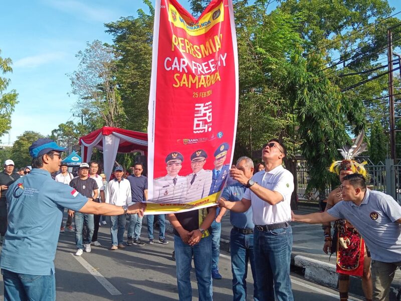Walikota Samarinda, Andi Harun saat membuka CFD, di Jalan Kesuma Bangsa, pada Minggu (25/2/2024). (Foto: Ist)