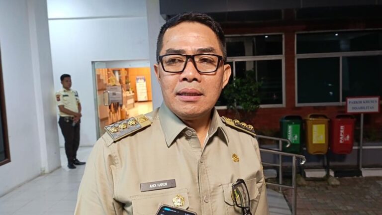 Wali Kota Samarinda, Andi Harun, saat ditemui usai mengikuti Rapat Koordinasi yang membahas tentang tindaklanjut temuan Badan Pemeriksa Keuangan (BPK) dari hasil evaluasi Laporan Kuangan Pemerintah Daerah (LKPD), di Ruang Rapat Mangkupelas, Balai Kota Samarinda, Selasa (16/4/2024). (Foto: Ist)
