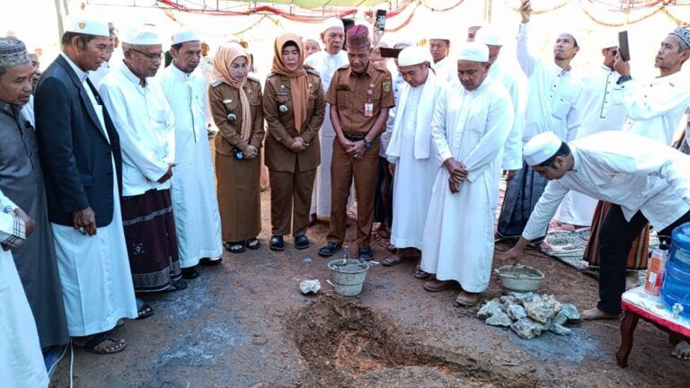 Peletakan batu pertama Pondok Pesantren Yayasan Barokah Sekumpul Tunggal oleh Kepala Dinas Perumahan dan Kawasan Permukiman (Kadisperkim), Herwan Rifa’i. (Foto: Ist)