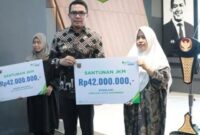 Wali Kota Samarinda, Andi Harun saat menyerahkan santunan kepada keluarga petugas Pemilu 2024 yang meninggal. (Foto: Ist)