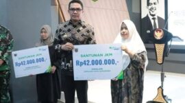 Wali Kota Samarinda, Andi Harun saat menyerahkan santunan kepada keluarga petugas Pemilu 2024 yang meninggal. (Foto: Ist)