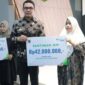 Wali Kota Samarinda, Andi Harun saat menyerahkan santunan kepada keluarga petugas Pemilu 2024 yang meninggal. (Foto: Ist)
