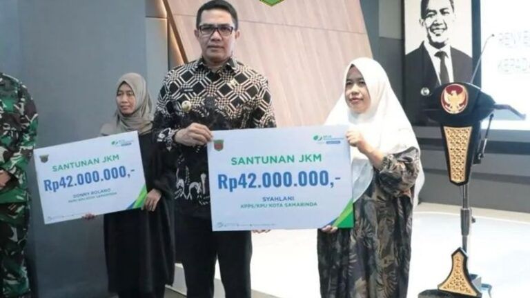 Wali Kota Samarinda, Andi Harun saat menyerahkan santunan kepada keluarga petugas Pemilu 2024 yang meninggal. (Foto: Ist)