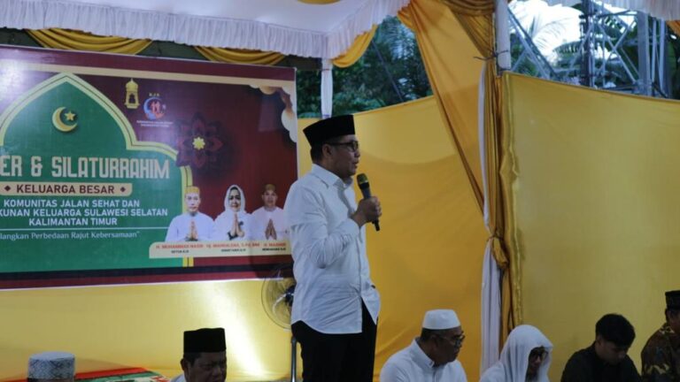 Wali Kota Samarinda, Andi Harun saat menghadiri acara Buka Puasa dan Sholat Tarawih Berjamaah bersama Komunitas Jalan Sehat. (Foto: Ist)