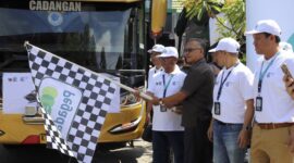 Wakil Ketua DPRD Kaltim, Muhammad Samsun saat melepas kepergian peserta mudik asyik bersama BUMN. (Foto: Ist)