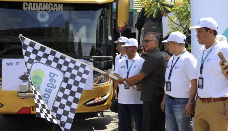 Wakil Ketua DPRD Kaltim, Muhammad Samsun saat melepas kepergian peserta mudik asyik bersama BUMN. (Foto: Ist)