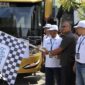 Wakil Ketua DPRD Kaltim, Muhammad Samsun saat melepas kepergian peserta mudik asyik bersama BUMN. (Foto: Ist)