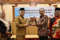 Asisten I Setkab Kukar, Akhmad Taufik Hidayat saat membuka kegiatan peningkatan berbahasa dan bersastra daerah, yang digelar Kantor Bahasa Provinsi Kaltim di Hotel Grand Elty Singgasana Tenggarong. (Foto: Ist)