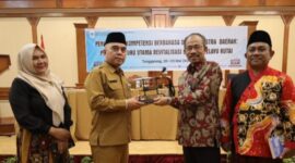 Asisten I Setkab Kukar, Akhmad Taufik Hidayat saat membuka kegiatan peningkatan berbahasa dan bersastra daerah, yang digelar Kantor Bahasa Provinsi Kaltim di Hotel Grand Elty Singgasana Tenggarong. (Foto: Ist)