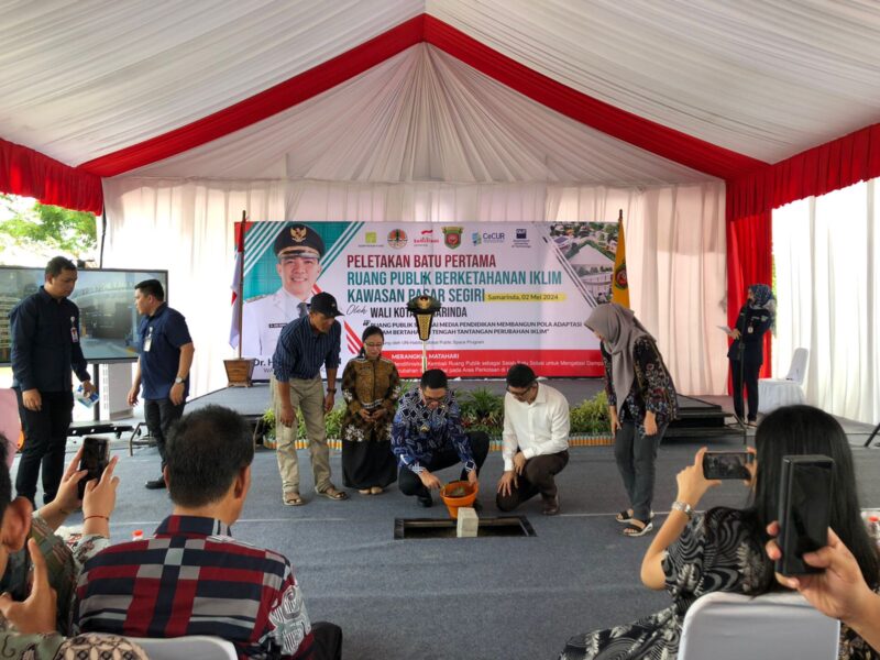 Wali Kota Samarinda Andi Harun saat peletakkan batu pertama proyek Embracing The Sun. (Foto: Ist)