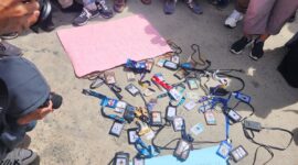 Aksi simbolis masa aksi Penolakan RUU Penyiaran di Kantor DPRD Kaltim. (Foto: Ist)