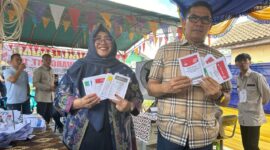 Wali Kota Samarinda, Andi Harun bersama istri saat menggunakan hak suaranya dalam Pemilu Serentak 2024. (Foto: Ist)