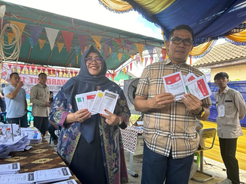 Wali Kota Samarinda, Andi Harun bersama istri saat menggunakan hak suaranya dalam Pemilu Serentak 2024. (Foto: Ist)
