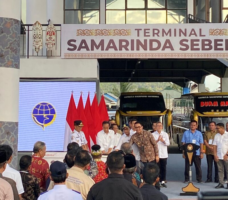 Wali Kota Samarinda, Andi Harun Saat Dampingi Presiden RI Joko Widodo Resmikan Terminal Samarinda Seberang. (Foto: Ist)