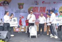 Wali Kota Samarinda, Andi Harun dalam acara Jalan Santai dan Makan Bersama Pesta Rakyat. (Foto: Ist)