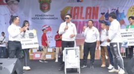 Wali Kota Samarinda, Andi Harun dalam acara Jalan Santai dan Makan Bersama Pesta Rakyat. (Foto: Ist)