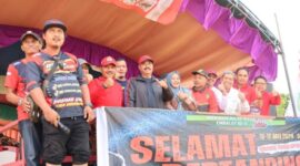 Bupati Kukar Edi Damansyah saat menghadiri kegiatan balap ketinting di Desa Embalut. (Foto: Ist)