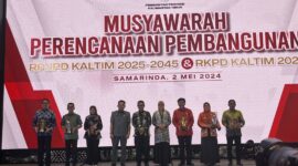 Wali Kota Samarinda, Andi Harun menerima penghargaan PPD 2024 dari Penjabat Gubernur Kaltim, Prof. Akmal Malik. (Foto: Ist)
