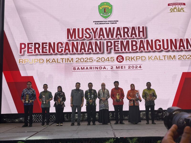 Wali Kota Samarinda, Andi Harun menerima penghargaan PPD 2024 dari Penjabat Gubernur Kaltim, Prof. Akmal Malik. (Foto: Ist)