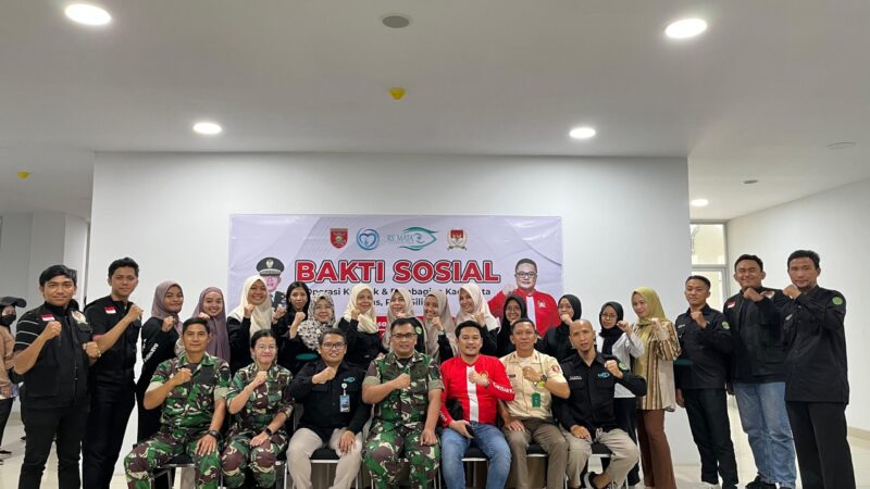 Foto bersama Tim Barmuda, RS Mata Pemprov Kaltim dan Kodam VI Mulawarman dalam giat screening test operasi katarak dan pembagian kacamata gratis. (Foto: Ist)