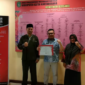 Kepala DPMD Kukar Arianto memegang piagam penghargaan atas indeks profesionalitas ASN terbaik ke-1 dari Pemkab Kukar. (Foto: Ist)
