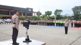 Kapolresta Samarinda saat memimpin jalannya upacara kenaikan pangkat. (Foto: Ist)