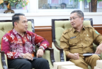 Asisten III Setkab Kukar, Dafip Haryanto saat menerima kunjungan OJK Kaltimtara. (Foto: Ist)