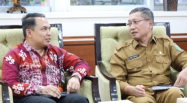 Asisten III Setkab Kukar, Dafip Haryanto saat menerima kunjungan OJK Kaltimtara. (Foto: Ist)