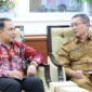 Asisten III Setkab Kukar, Dafip Haryanto saat menerima kunjungan OJK Kaltimtara. (Foto: Ist)