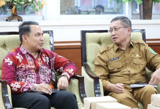 Asisten III Setkab Kukar, Dafip Haryanto saat menerima kunjungan OJK Kaltimtara. (Foto: Ist)